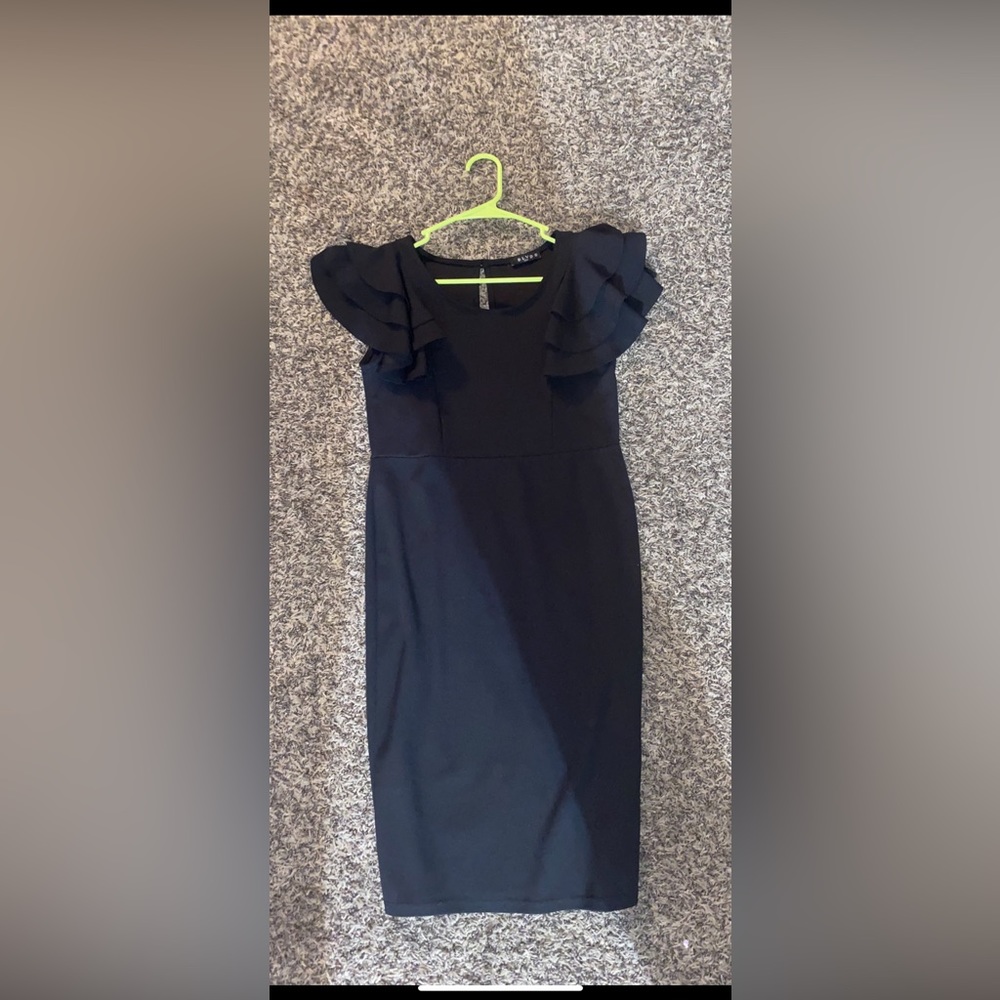 Black body-con dress with ruffles on the sleeve